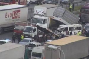 TEM'de b&uuml;y&uuml;k kaza: Trafik durdu