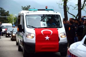 Şehide y&uuml;zlerce ara&ccedil; eşlik etti