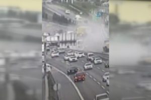 13 aracın birbirine girdiği kaza kamerada!