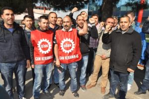 Mesai arkadaşı i&ccedil;in iş durduran 130 iş&ccedil;i işten atıldı