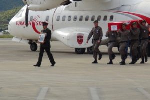 Şehidin cenazesi T&uuml;rk Yıldızları u&ccedil;ağıyla taşındı