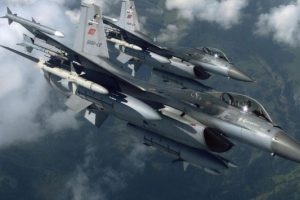 Ses duvarını aşan savaş u&ccedil;ağı heyecan yarattı