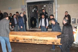 &Ccedil;ocukları evdeyken karısını &ouml;ld&uuml;rd&uuml; polisi aradı