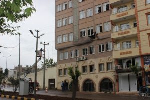 Roket d&uuml;şmesi sonucu &ouml;lenlerin sayısı 2'ye y&uuml;kseldi