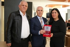 Altınokta K&ouml;rler Derneği'nden Bozbey'e plaket