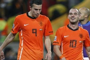 Sneijder ve RvP A takım seviyesinde altıncı kez karşılaşacaklar