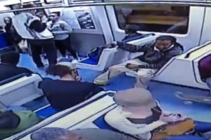 Trende kadına kaykaylı saldırı