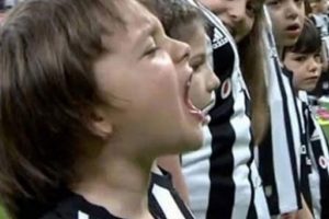 T&uuml;rkiye'yi duygulandıran minik Beşiktaşlı'nın kimliği ortaya &ccedil;ıktı