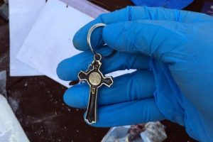 &Ouml;fkeli rahip boynundaki ha&ccedil;la sokak ortasında adam d&ouml;vd&uuml;