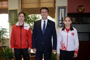 Mustafa D&uuml;ndar, d&uuml;nya ikincisi sporcuyu &ouml;d&uuml;llendirdi