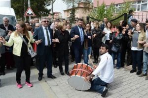 Halk oyunlarını eleştiren m&uuml;d&uuml;r yardımcısı okul &ouml;n&uuml;nde protesto edildi