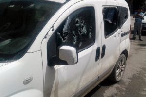 Ailesiyle i&ccedil;indeydi: Kurşun yağmuruna tuttular