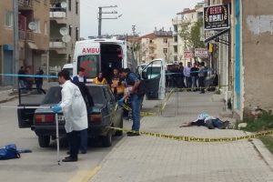Herkesin g&ouml;z&uuml; &ouml;n&uuml;nde tetiğe bastı