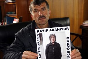 45 g&uuml;nd&uuml;r sokak sokak annesini arıyor
