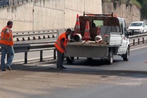 Kamyondan d&ouml;k&uuml;len madde polisi alarma ge&ccedil;irdi