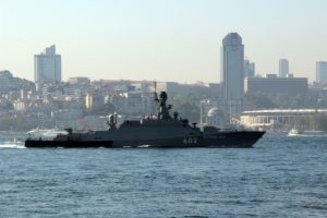 Rus savaş gemisi Boğaz'dan ge&ccedil;ti
