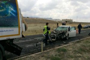 Otomobil iş makinesine &ccedil;aptı: 1 &ouml;l&uuml;, 1 yaralı