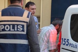 Annesinin başını keserek &ouml;ld&uuml;rd&uuml;