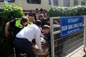 Yaya ge&ccedil;idinde tren &ccedil;arpan liseli yaralandı