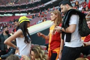 G&ouml;khan'ın eşi Hatice G&ouml;n&uuml;l, TT Arena'ya Fenerbah&ccedil;e şapkasıyla geldi, tepki g&ouml;rd&uuml;