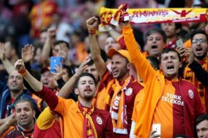 Sarı-kırmızılı taraftarlar, y&ouml;netime tepkilerini yine g&ouml;sterdi