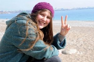Kırmızı fularlı kız Kandil'i karıştırdı