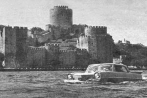 İstanbul Boğazı'nda y&uuml;zen bir otomobil