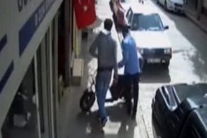 Bursa'da uyuşturucu bağımlısı gencin ilgin&ccedil; halleri kamerada