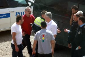 Bursa'da aracı &ccedil;ekilen kişi ortalığı birbirine kattı