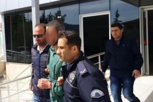 Annesinin başını kesti karakola gidip teslim oldu