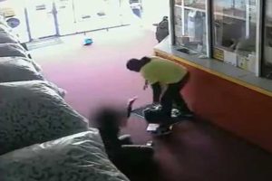 Kadın silahlı saldırgana &ouml;l&uuml;m&uuml;ne direndi