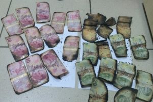 Polisi g&ouml;r&uuml;nce parayı yaktılar