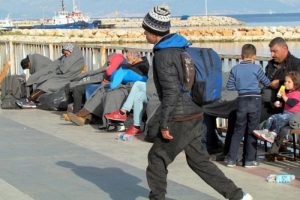&Ccedil;eşme a&ccedil;ıklarında 54 m&uuml;lteci yakalandı