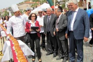 &Ccedil;eşme'den 'en uzun hamburger' rekoru