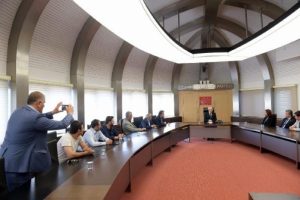 Kılı&ccedil;daroğlu, Bursa'da işten &ccedil;ıkartılan iş&ccedil;ilerle bir araya geldi
