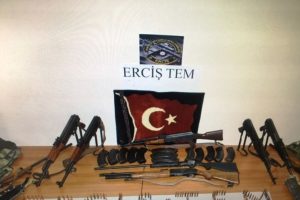 Van'da &ccedil;ok sayıda silah ve m&uuml;himmat ele ge&ccedil;irildi