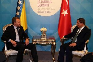 Davutoğlu İzzetbegovic'le g&ouml;r&uuml;şt&uuml;