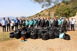 Piknik&ccedil;ilerin kirlettiği koyu, h&uuml;k&uuml;ml&uuml;ler temizledi