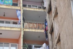 Fuhuş baskınında 6'ncı kattan atlayan kadın &ouml;l&uuml;mden d&ouml;nd&uuml;