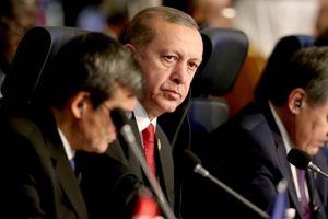Darbeden sonra ilk temas! Mısırlı Bakan, g&ouml;revi devredip salonu terk etti