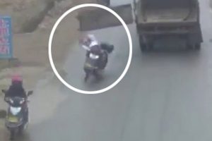 Trafikte a&ccedil;ılan kasa kapağı can aldı
