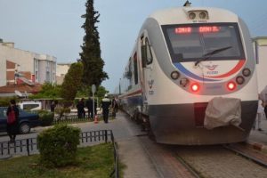 Hemzemin ge&ccedil;itte, trenin &ccedil;arptığı yaya &ouml;ld&uuml;