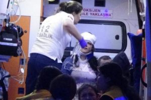 Minib&uuml;sle otomobil &ccedil;arpıştı; 2'si &ccedil;ocuk 7 kişi yaralandı