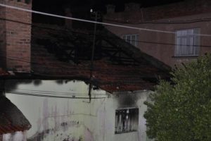 Birlikte yaşadığı kadına kızıp evi yaktı