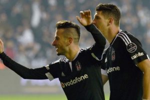 Derbinin berabere bitmesi Beşiktaş'ta moralleri y&uuml;kseltti