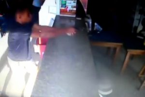 Mağazadakilere kurşun yağdırdılar