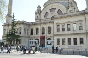 Liderlerin namaz kılacağı camide yoğun g&uuml;venlik &ouml;nlemi
