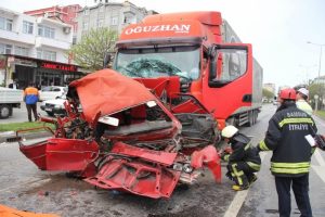 S&uuml;r&uuml;c&uuml;n&uuml;n feci &ouml;l&uuml;m&uuml;: İki TIR'ın arasında preslendi