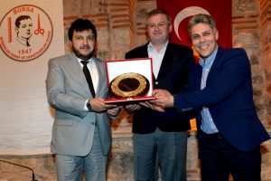 Bursa'da erkek berberlere kadın kuaf&ouml;rl&uuml;k diploması verildi