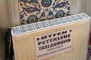 400 yıllık camide skandal! Emsalsiz &ccedil;inilerin &uuml;zerine radyat&ouml;r...